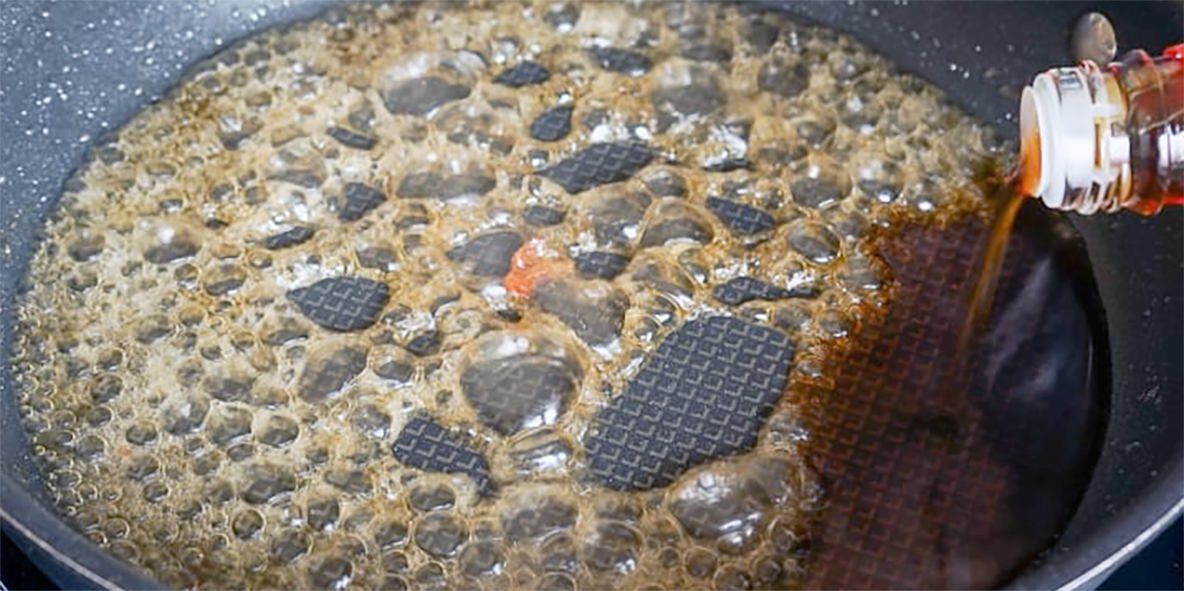 Deglacer, deglazing a pan