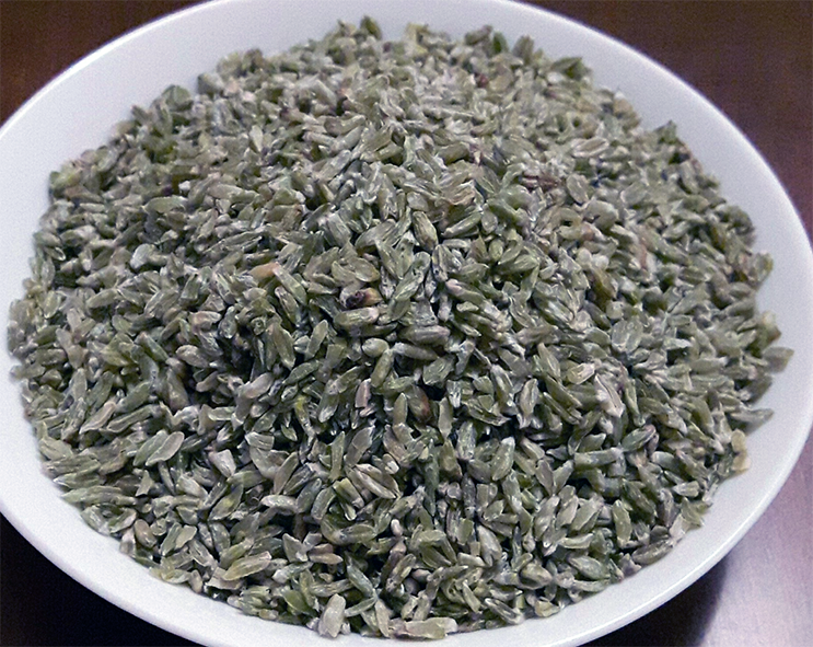 uncooked freekeh grains in a bowl