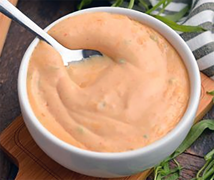 Green cayenne chillies and ground chilli powder