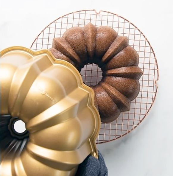 Unmoulding a bundt cake