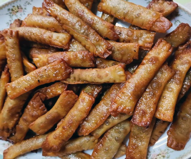 fried dhaktyla, ladies' finger pastries piled on a plate