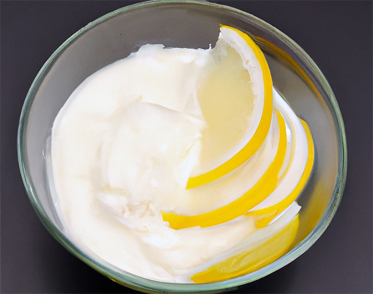 Dutch flummery in a serving glass with lemon slices