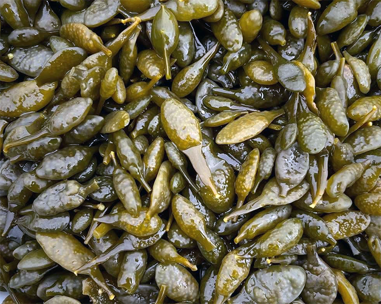 egg wrack capers in a large bowl
