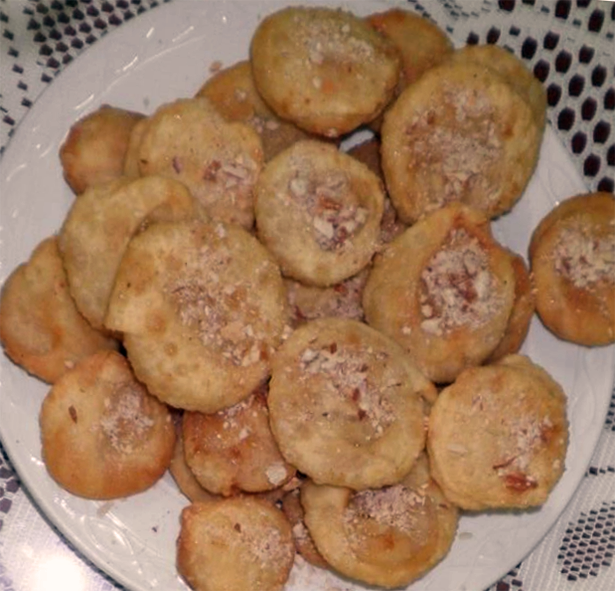 pishies, cinnamon flavoured fritters with cinnamon displayed on a plate