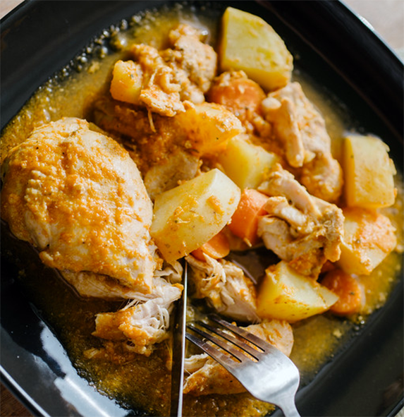 pollo guisado, Salvadorean chicken stew in a black bowl