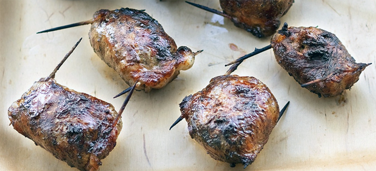 skilpadjie secured with toothpicks in a roasting dish