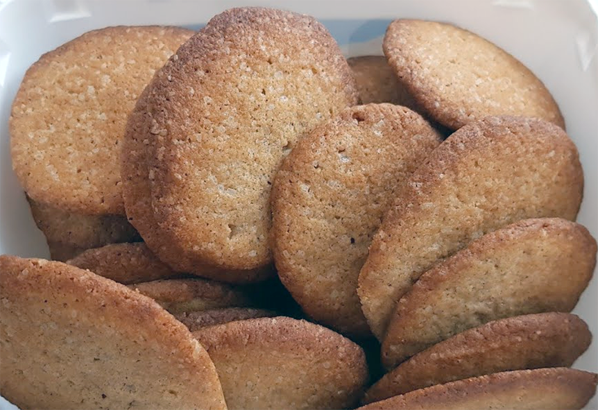 crispy cinnamon biscuits piled in a bowl