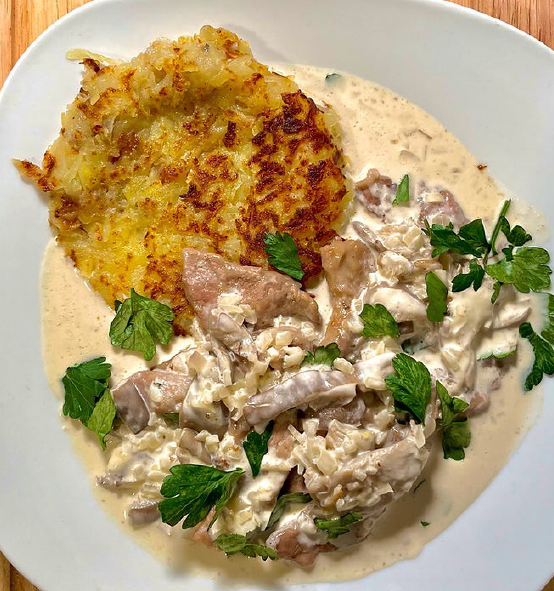 Zürchner Geschnetzeltes ragout of veal in a cream sauce served with a rosti