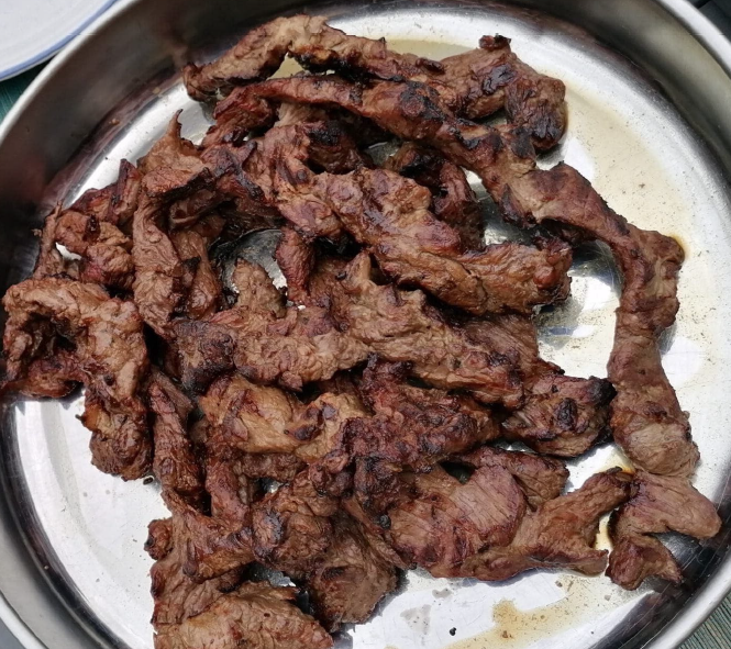 kapana, barbecued beef strips arranged on a plate