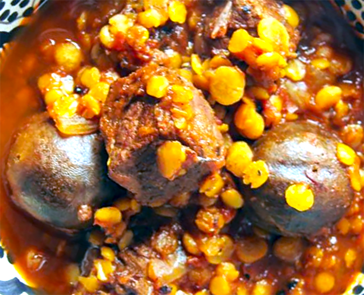 Khoresht-e Gheymet, Persian lamb stew with dried limes and split peas served in a bowl