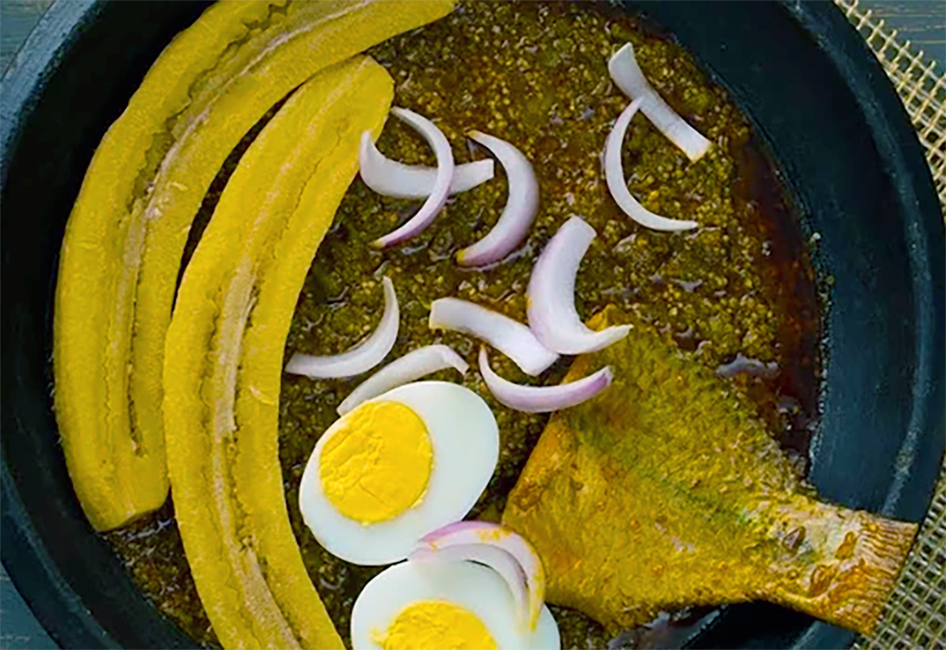 stew of turkey berries, peanuts and fish served topped with hard-boiled eggs, plantains and red onion