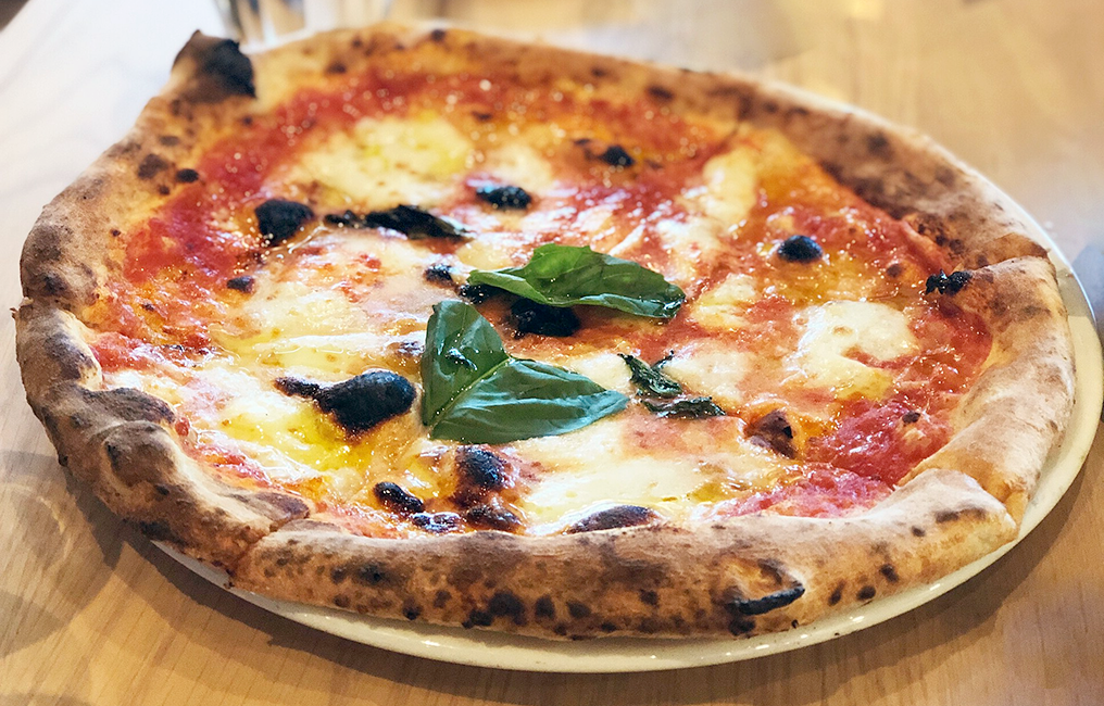 Cllassic Neapolitan pizza margherita.