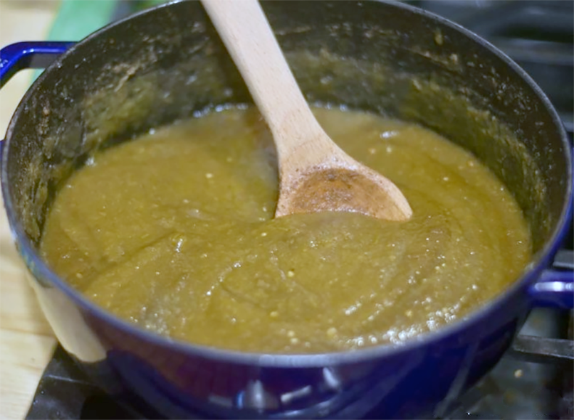 Queen of Oude sauce simmering in a blue cast iron casserole pot