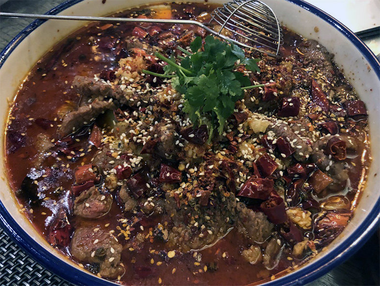 Shizhu niurou in an enamelled dish topped with coriander